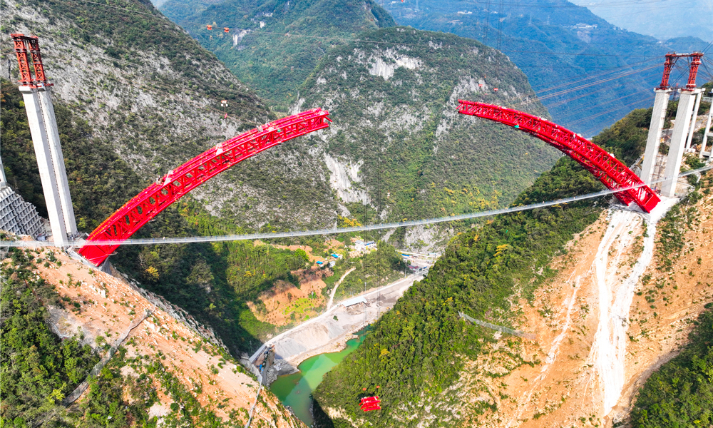 作為全線重點控制性節點工程，東溪河特大橋全長506米，主橋設計為跨徑330米的上承式鋼管混凝土拱橋，橋面距離地面垂直高度達289米，這一高度為國內西南地區同類型橋梁之最。圖為鋼管拱肋吊裝。