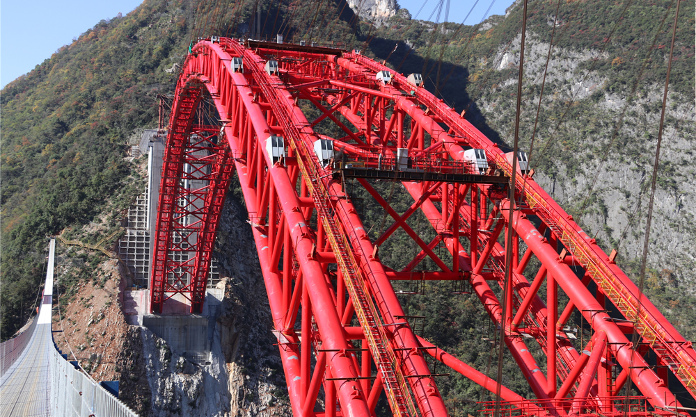 作為重慶首條直接連接陜西的高速公路，巫鎮高速建成通車后，重慶巫溪至陜西鎮坪駕車時間將由目前3小時縮短至約1小時。圖為主拱實現精準安裝現場。