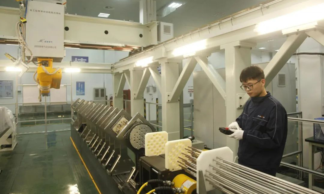 1月28日，中廣核鈾業前端業務部工作人員對骨架自動點焊機按照點檢和定期檢查項目進行設備檢查，確保后續工作能夠正常開展。