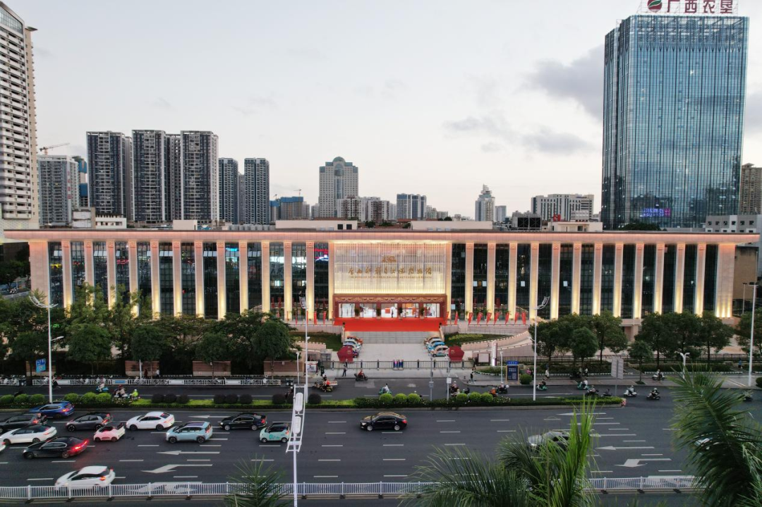 圖為廣西壯族自治區博物館改擴建項目。項目是全國首批、廣西首座國家一級博物館，位于廣西壯族自治區南寧市青秀區，博物館總建筑面積約3.3萬平方米，其中改建面積約1.9萬平方米，擴建面積約1.4萬平方米，改建建筑為1978年建成的陳列大樓，是當年全國十大博物館建筑之一。改擴建升級后的博物館全面煥新，將成為一座現代智慧博物館綜合體，對推進廣西民族文化和旅游強區建設，提升廣西現代公共文化服務水平具有重要意義。