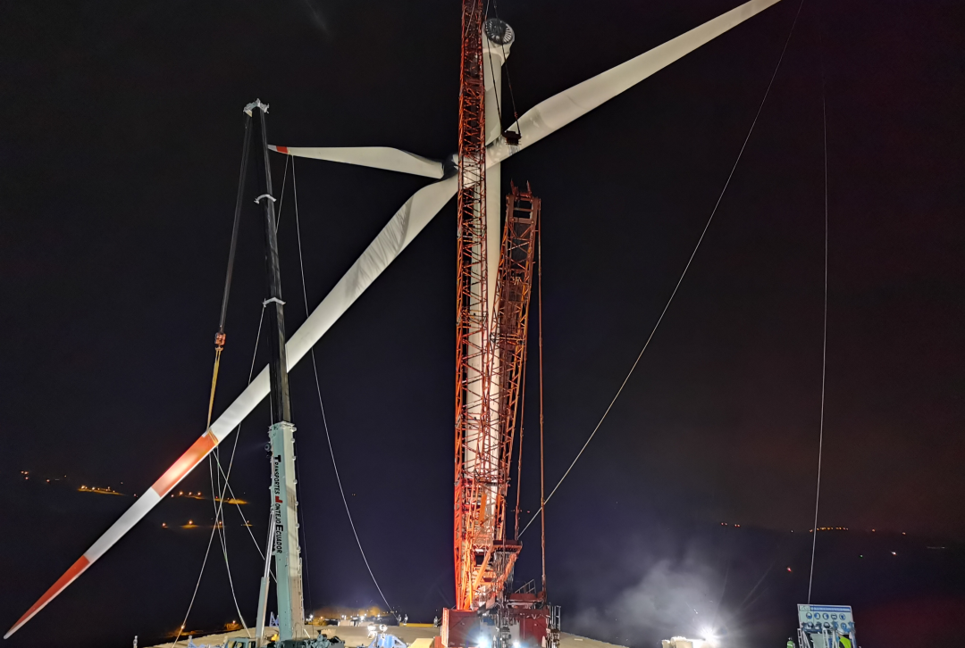 近日，東方電氣集團在南美洲的第一個風電項目——蘆葦橋風電項目全部14臺風電機組吊裝工作全部完成。蘆葦橋風電項目也是厄瓜多爾目前單機容量和總容量最大的風電項目。