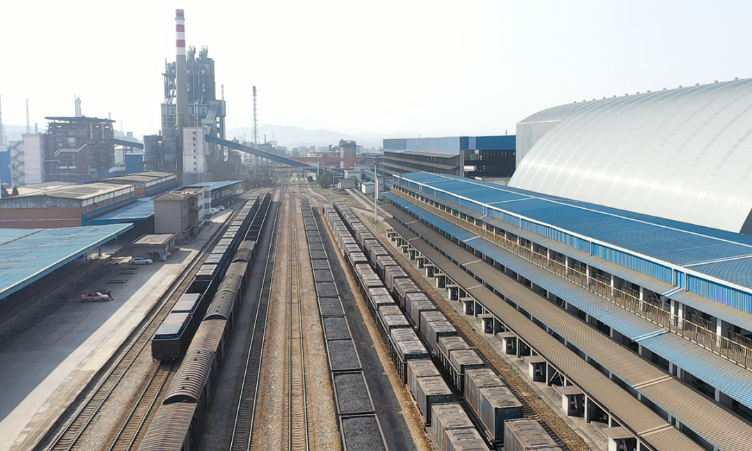 依托5A級物流企業優勢，云天化集團天馳物流結合區域特點及各地播種時間不同，動態調整運輸路線，為各地春耕用肥保供提供多式聯運物流保障。同時，做好春耕化肥調運、儲備工作，全國55個物流站點為東北、華北、華南、華中、西北等地區儲備了充足的春耕用肥。