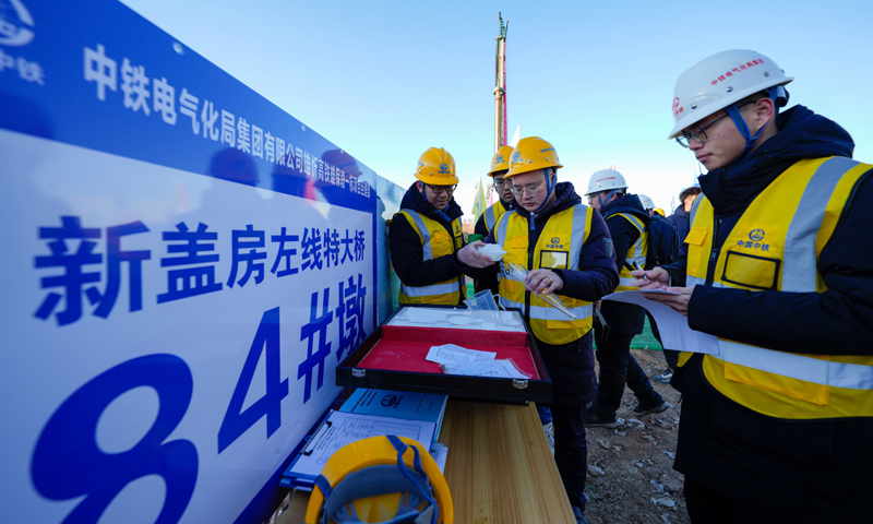 2月25日，中鐵電氣化局的施工人員在雄忻高鐵新蓋房特大橋建設現場準備對鉆孔泥漿進行檢測。新華社記者 牟宇 攝