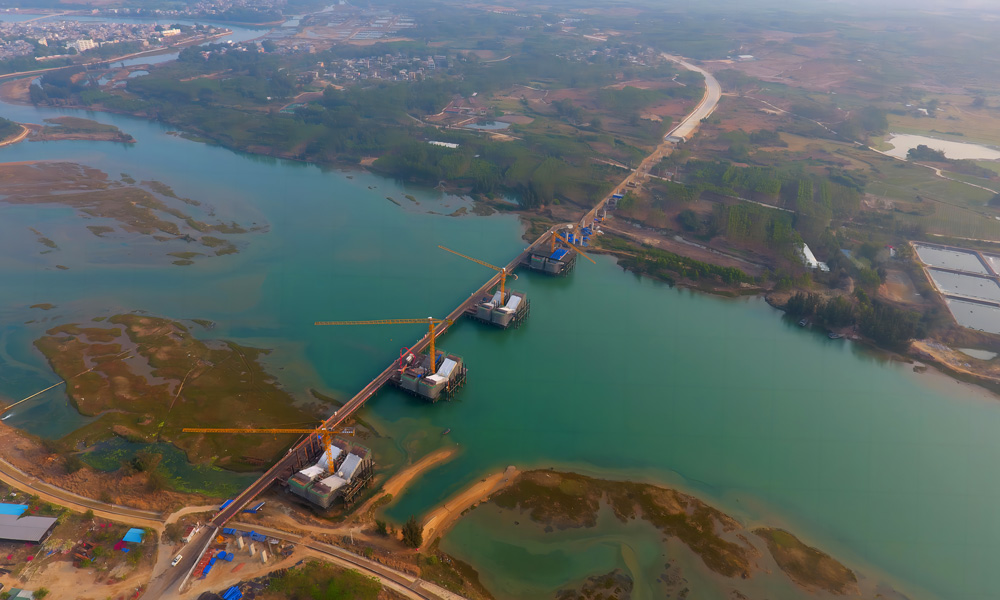 圖為近日拍攝的中鐵二局海南環島旅游公路項目重點控制性工程珠碧江大橋施工現場。