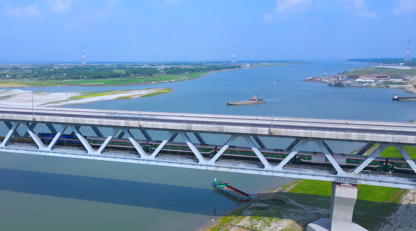 4月4日，中國中鐵承建的孟加拉帕德瑪大橋鐵路連接線先通段試運行，奔騰的帕德瑪河上駛過了有史以來第一列火車。