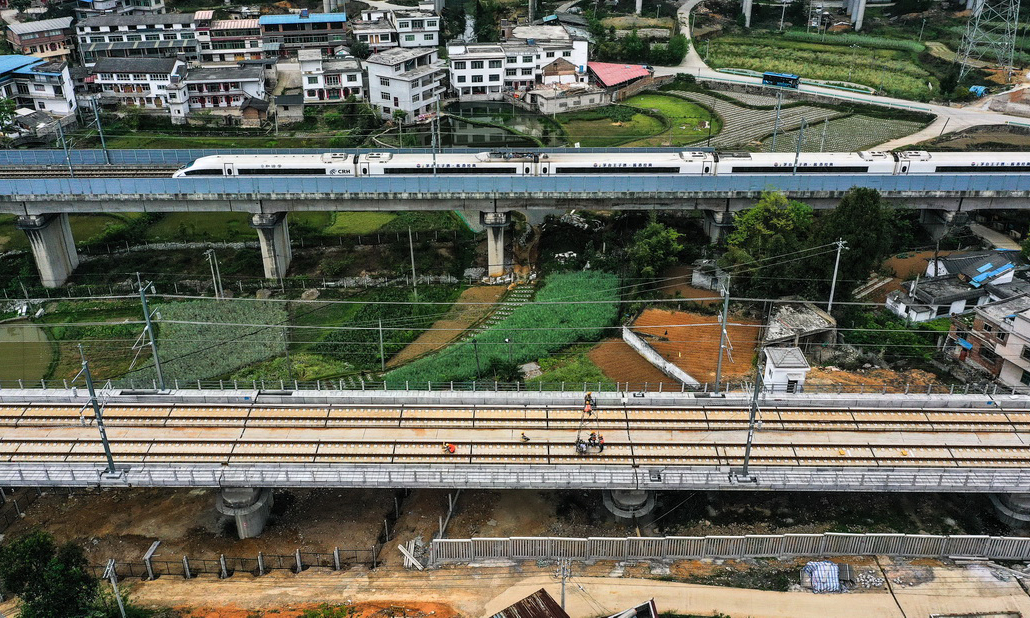 4月9日，工人在貴南高鐵貴州段三標馬寨雙線特大橋（下側鐵路）施工，上側鐵路為已開通的貴廣高鐵（無人機照片）。新華社記者 楊文斌 攝