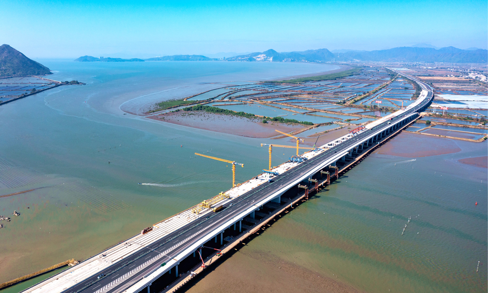 深汕西高速改擴建項目起于廣東省汕尾市陸豐市，止于深圳市龍崗區，全長約146公里，是廣東省目前里程最長的高速公路改擴建項目。長沙灣跨海特大橋全長2108米，采用“先新建右幅新橋，再拆除既有特大橋重建左幅”的施工方案，大橋右幅已于2023年3月22日建成通車。本次合龍的左幅主跨為(47.5+2*83+47.5)米預應力混凝土連續剛構布置形式，采用掛籃懸臂分段澆筑施工，共澆筑混凝土5651立方米。
