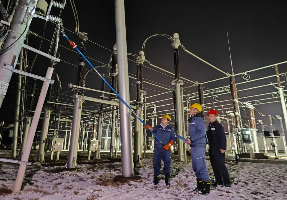 1月22日，南方電網廣西桂林供電局工作人員通過遠程及現場操作，調整融冰裝置方式，分別對線路的導線、光纜及地線進行融冰。