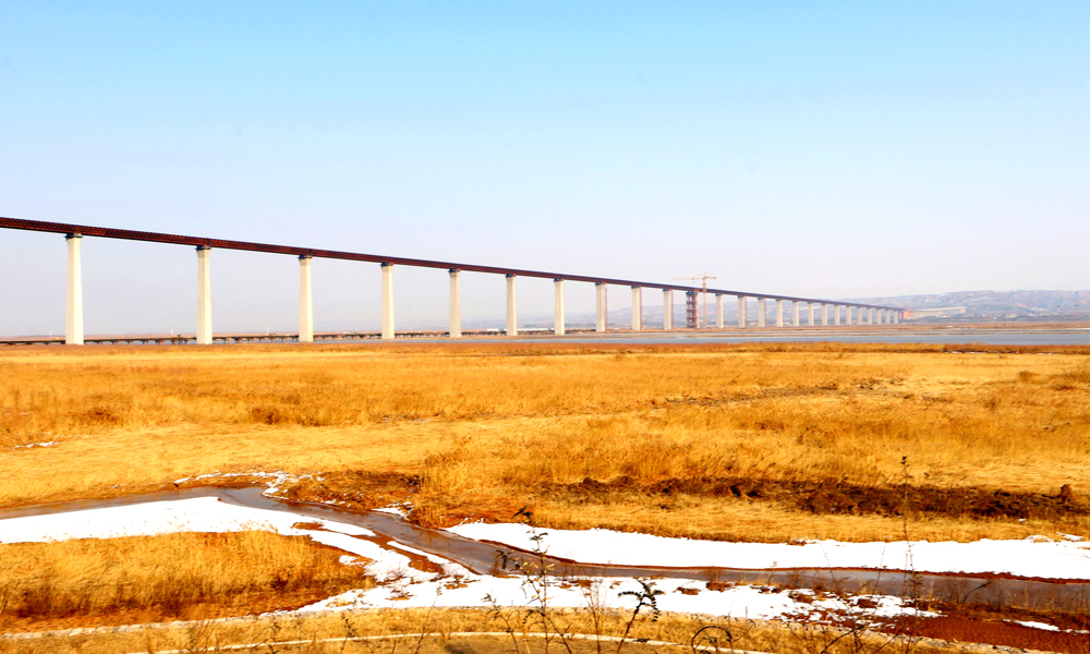 大橋建設過程中，創下四項世界第一的紀錄：從55號墩處分山西側和陜西側兩聯，累計連續頂推總長度為3816米，連續頂推長度居世界第一；單聯最大頂推長度為1912米，最大頂推長度居世界第一；單聯最多控制70臺1000噸步履式千斤頂，頂推施工時同步控制千斤頂數量居世界第一；上部結構設計使用耐候鋼5.7萬噸，是黃河流域耐候鋼規模最大的橋梁，單橋耐候鋼使用量居世界第一。