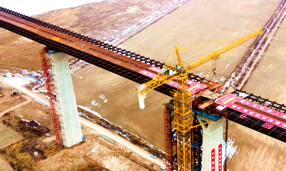 據悉，臨猗黃河大橋建成通車后，將與陜西省合陽至銅川高速公路順接，與晉西南、陜東南已建成的其它公路銜接，推動晉陜豫三省公鐵交通線互聯互通，屆時山西省運城市至陜西銅川市的通車時間將從4小時縮短至2個半小時，對于促進山西、陜西兩省黃河流域高質量轉型發展具有重要意義。