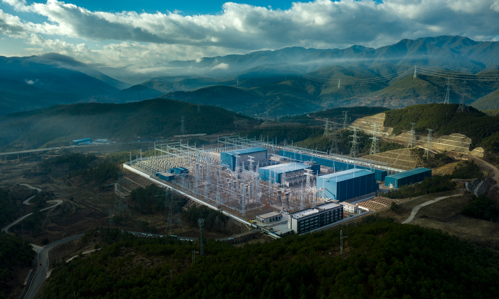 近日，滇西北至廣東±800千伏特高壓直流輸電工程開啟年度大檢修。自2018年5月投運以來，該工程已累計輸送云南清潔水電達1371億千瓦時，對促進節能減排、負荷中心能源結構優化和推動粵港澳大灣區經濟協調發展具有重要意義。圖為南方電網超高壓公司大理局±800千伏新松換流站。