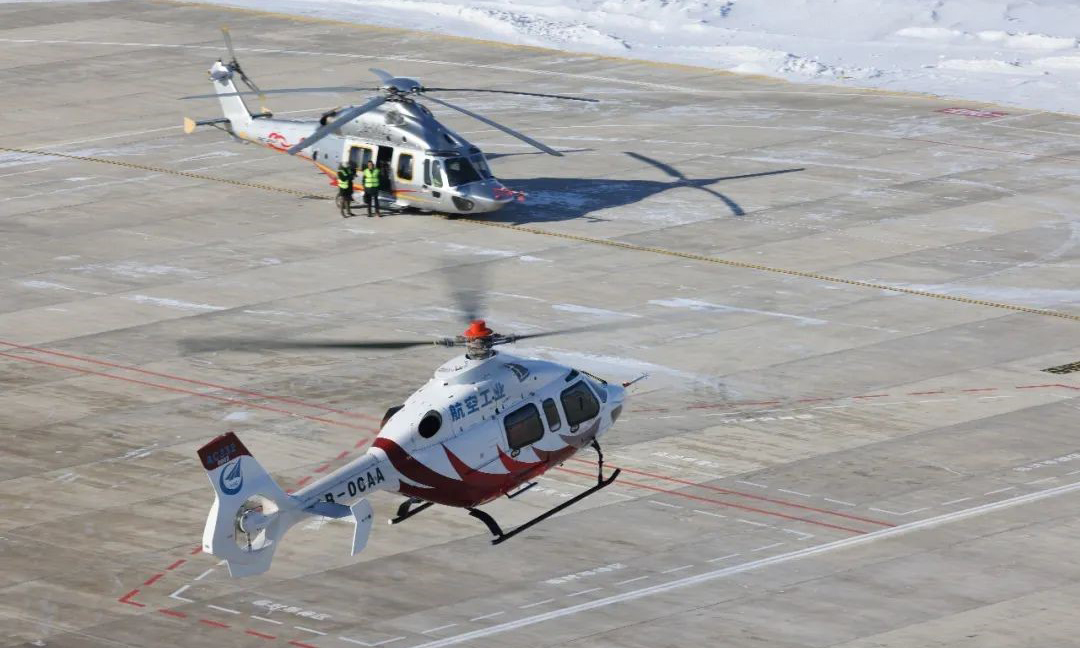 近日，“吉祥鳥”AC332、AC352兩型民用直升機在建三江濕地機場“會師”成功，并按項目計劃分別開展試飛工作。