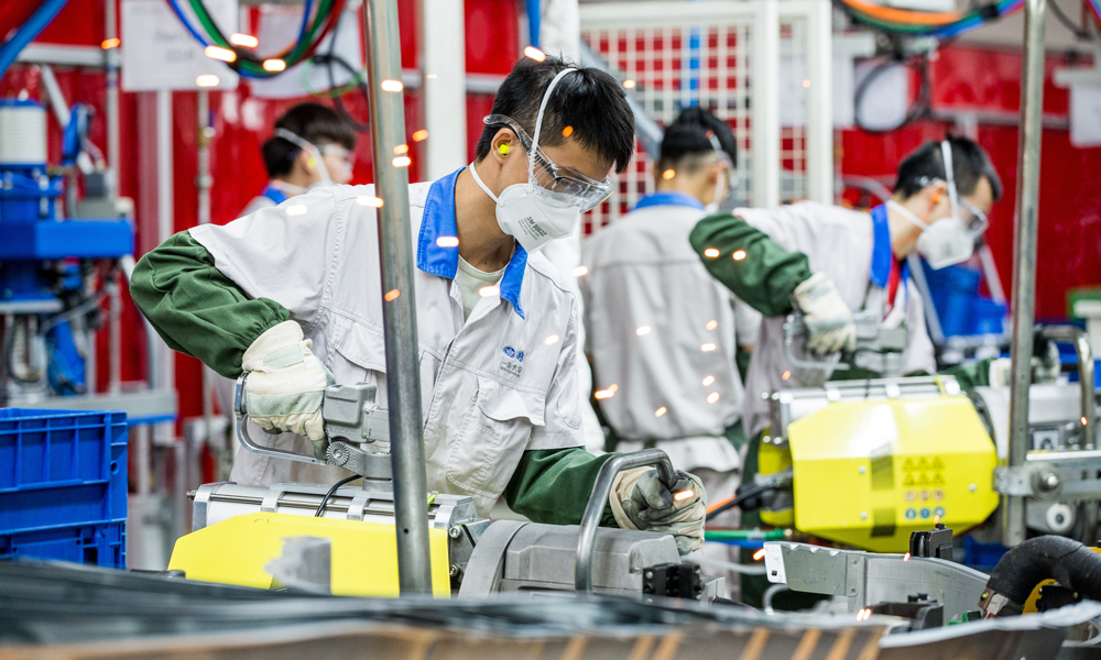 工作人員在廣東省佛山市一汽-大眾佛山工廠焊裝車間焊接車身零部件。