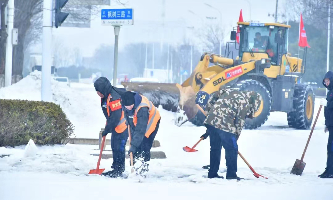 2月21日，受強冷空氣影響，武漢市迎來大范圍嚴寒強降雪和低溫冰凍天氣，給居民生活出行造成嚴重不便影響。為方便群眾出行，中國安能三局重慶公司左岸大道項目部以雪為令，組織動員項目部工作人員與3臺裝載機迅速投入到清雪除冰第一線。