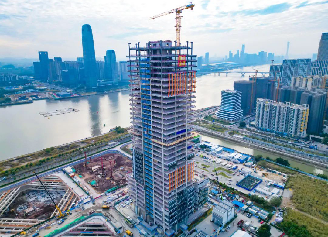 中建四局科創大廈項目是國內首座超150米近零能耗建筑，項目位于廣東省廣州市，總建筑面積約10.4萬平方米，高176米，地下3層，地上36層。大樓以“節節攀升、凌云直上”為設計概念，呈現出自然挺拔、直入云霄的建筑造型，以“建筑科技典范，創新總部標桿”為定位，力求以最少的資源消耗，最大程度實現項目的實用性和功能性，打造一座面向未來的超甲級寫字樓。