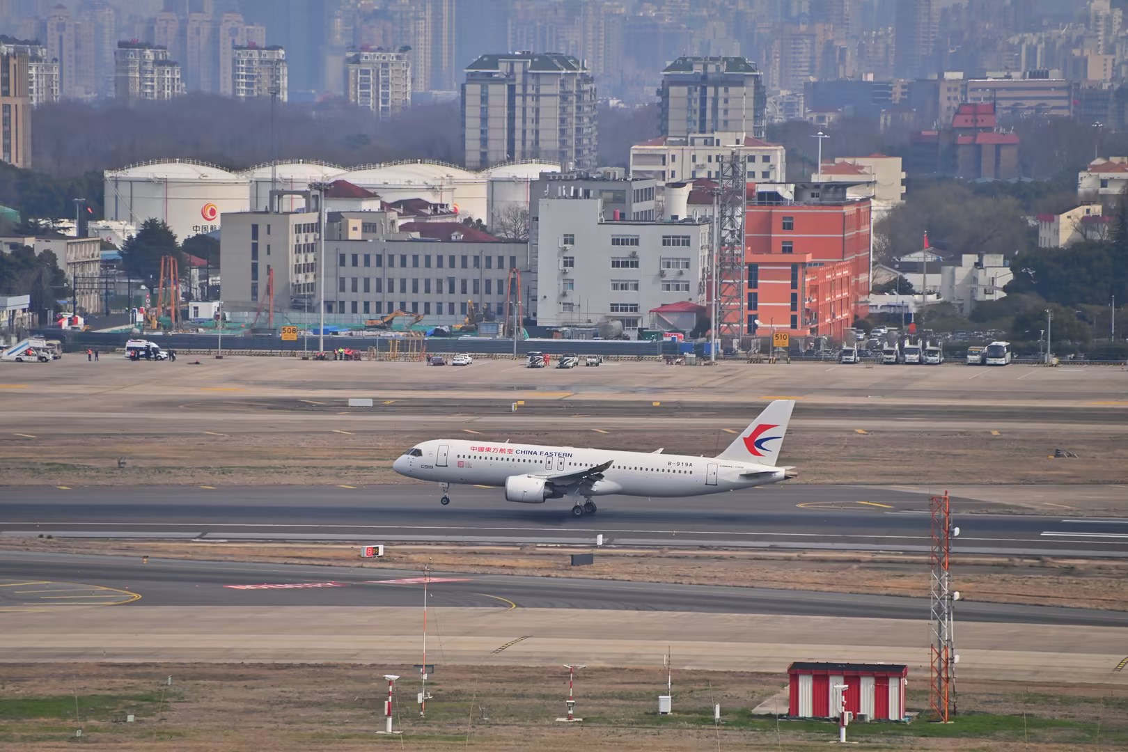 2月26日12時51分，在成功完成新加坡航展的展示后，飛機編號為B-919A的中國東航全球首架C919執行MU599調機航班，經過5個小時“一站式”飛行，從樟宜機場順利飛抵上海虹橋國際機場，標志著中國東航C919的“海外首秀”圓滿成功。