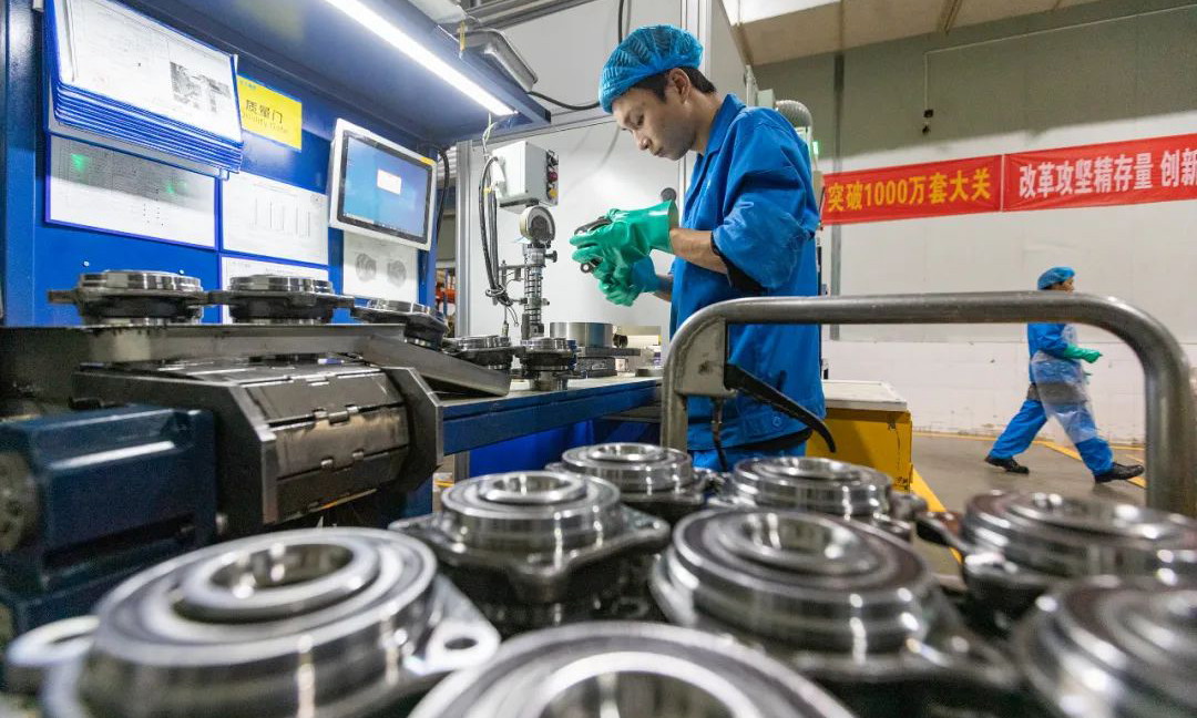 重慶機電集團長軸公司新能源汽車輪轂軸承智能化車間，檢驗員對軸承外觀質量進行檢查。郭志如 攝