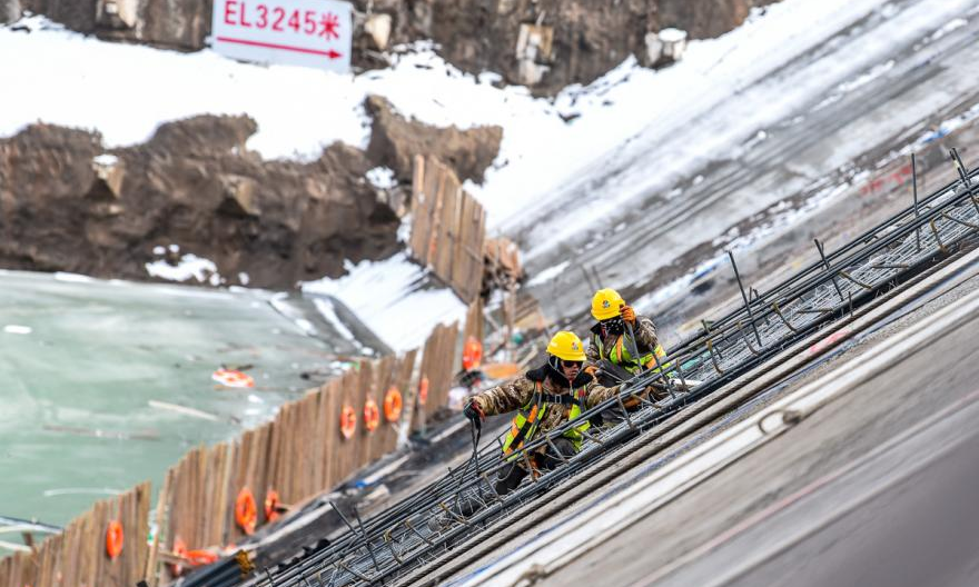 3月24日，青海公司瑪爾擋水電站施工人員冒雪綁扎鋼筋。