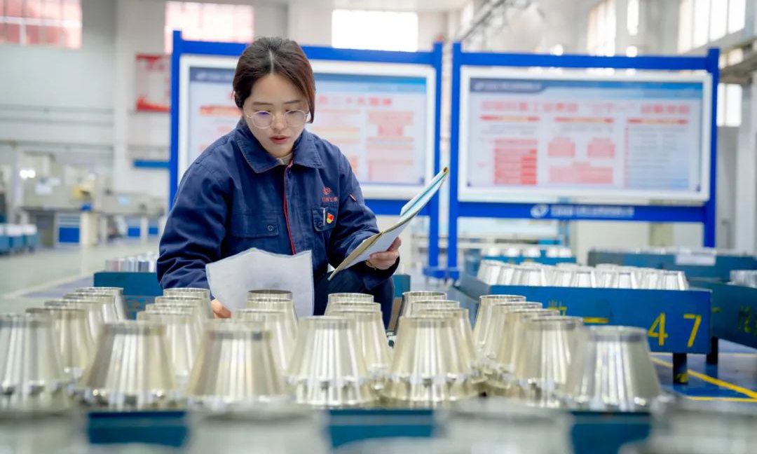 江南工業集團科研人員對照裝配工藝技術，解決生產過程中出現的工藝技術難題。