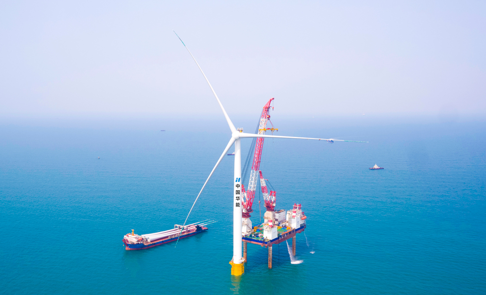 4月28日，隨著1號風機主機偏航、變槳及對接動作的完成，最后一支葉片與機艙成功對接，中國華能臨高海上風電場項目首臺10兆瓦風電機組完成安裝，標志著海南省首個開工的海上風電項目進入批量化、大規模安裝階段。