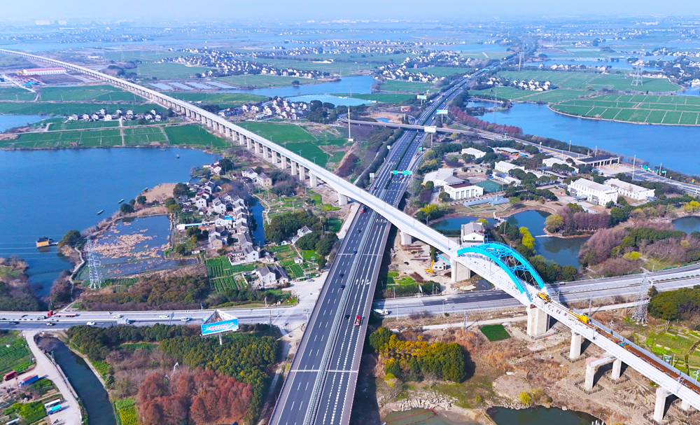 近日，中鐵十九局承建滬蘇湖鐵路站前Ⅲ標段鋪軌作業全部完成。建設團隊在施工中克服了澆筑體積大、跨度大、高空作業風險高等難題。滬蘇湖鐵路是連接上海、蘇州、湖州等城市的重要快速鐵路通道，建成運營后，將進一步優化區域路網布局，有效緩解白云、滬杭鐵路通道的運輸壓力，對于推動沿線地區經濟社會發展及促進長三角一體化高質量發展具有深遠意義。
