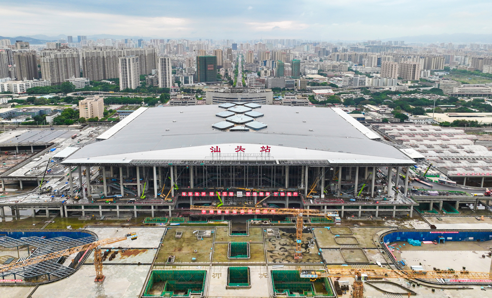 新建汕頭站是國家“八縱八橫”沿海高鐵的重要節點，為廣梅汕鐵路、廈深高鐵、梅汕高鐵、汕汕高鐵、粵東城際鐵路等多條線路交匯點。站房分兩期建設，一期新建東站房，二期改擴建既有西站房，建成后站場總規模達11臺24線，將成為粵東地區規模最大、交通接駁功能最齊全的高鐵樞紐，未來年旅客數量近4000萬人次，服務汕潮揭三市，真正實現高鐵進城。五一期間，項目近400臺機械轟鳴不止，1600余名建設者堅守一線，把“節日”過成“節點”，全力加快施工進度。