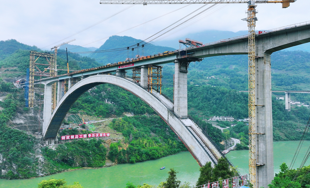 近日，中國中鐵旗下中鐵大橋局承建的渝湘高鐵重慶至黔江段黃草烏江雙線大橋合龍，標志著大橋主體結構全部施工完成。