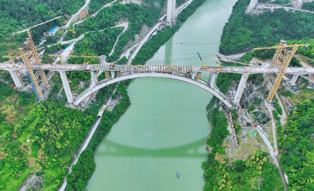 該橋是渝湘高鐵重黔段重難點工程，位于重慶市武隆區江口鎮境內，全長593.65米，主橋為主跨275米上承式勁性骨架內壓外包鋼筋混凝土拱橋。大橋施工具有復合式基礎結構作業技術難度大、大型吊裝作業風險大、高鐵無砟軌道拱橋技術標準要求高等特點。