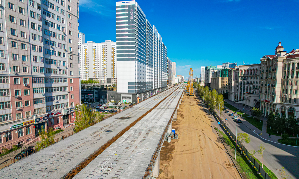 該輕軌項目建成通車后，線路兩端的通勤時間可以縮短近一半，將成為哈薩克斯坦乃至中亞地區最具技術代表性的城市軌道交通項目。圖為輕軌建設現場進行預制梁架設。