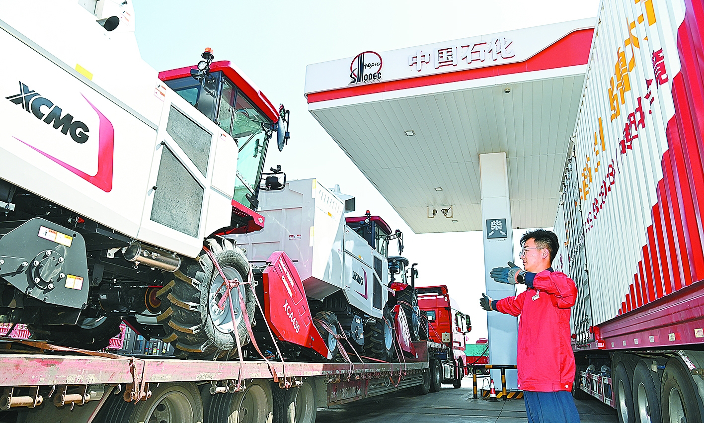 寧夏石油提前制定“三夏”保障方案，成立工作專班，加強產、運、銷各環節動態監控，為農機客戶開辟綠色通道，提供24小時加油服務。圖為吳忠石油桃山加能站員工為運送收割機的車輛加注柴油。