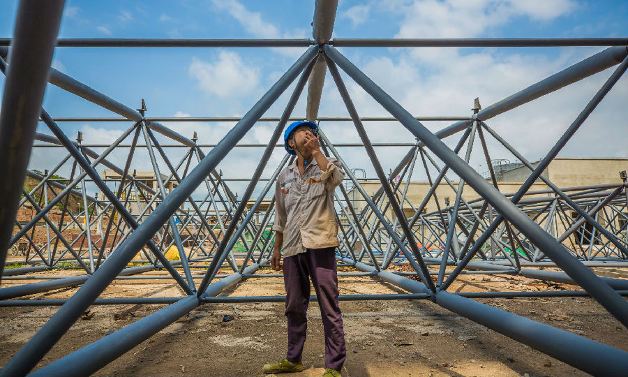 近日，在海南文昌西北院總承包建設的文昌垃圾電站項目現場，建設者正在工作中。