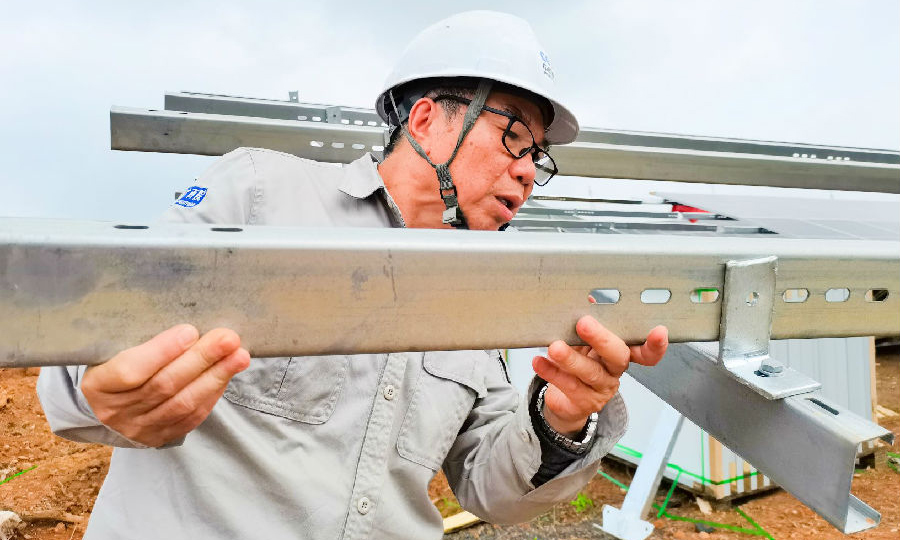 近日，在廣西富川廣西院富川光伏項目現場，工作人員檢查支架開孔。