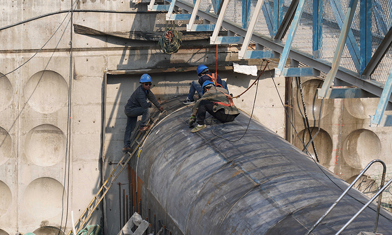 目前，眾多建設者在白鶴灘水電站工地忙碌施工，穩步推進各項建設任務。白鶴灘水電站位于云南省巧家縣和四川省寧南縣交界處的金沙江干流之上，是三峽集團在金沙江下游投資建設的四座梯級電站中的第二級，總裝機容量1600萬千瓦。據三峽集團白鶴灘工程建設部消息，白鶴灘水電站首批機組將于2021年7月實現投產發電。圖為4月27日，工人在白鶴灘水電站進行施工作業。新華社發（梁志強 攝）