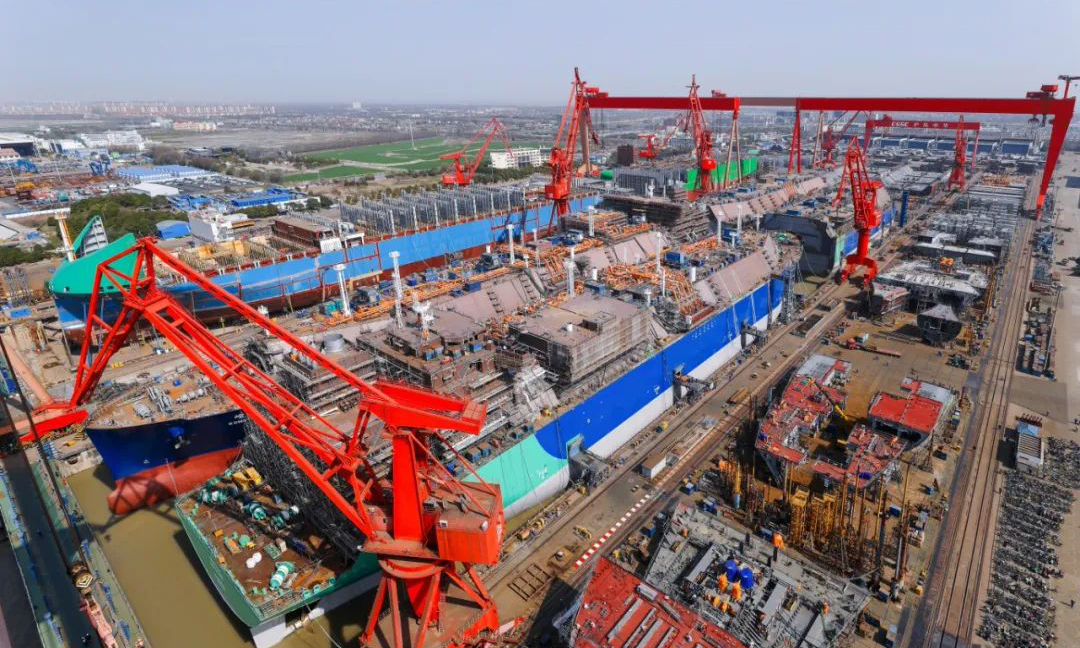 2024年是滬東中華實施LNG運輸船建造產能倍增戰略的關鍵提升年。目前，該公司同時在建的LNG運輸船數量達到16艘，全年計劃完工8艘，力爭創造中國船企LNG運輸船年度完工交船新紀錄。