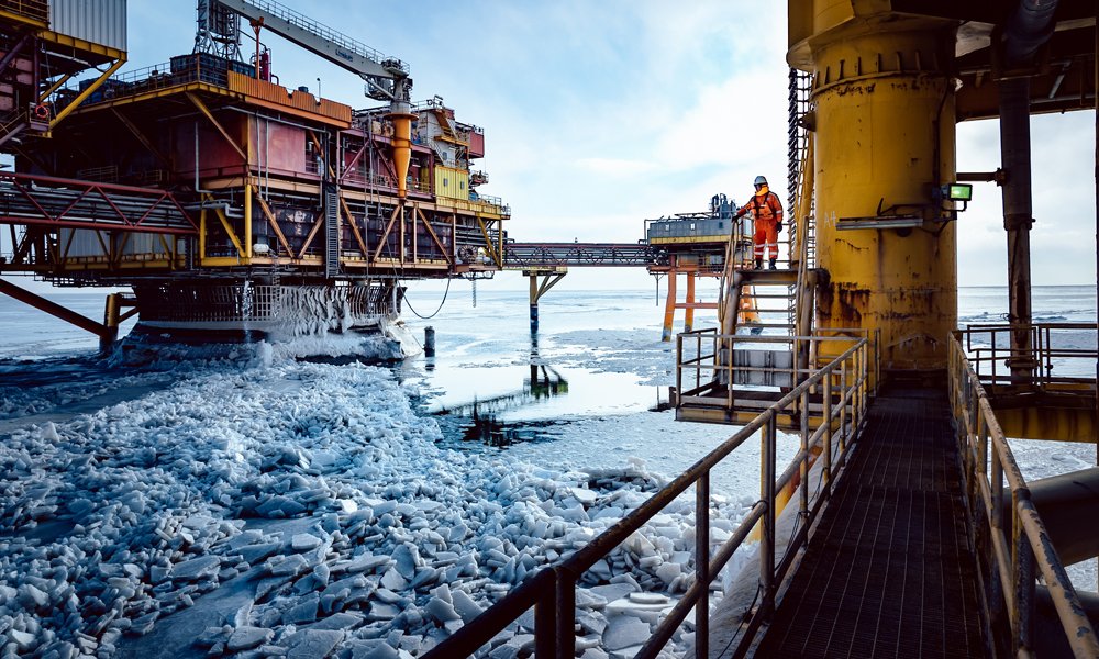 我國海上最北的油氣田——中國海油錦州9-3油田海域海冰最大厚度達到了20厘米，平臺樁腿及導管架周圍的重疊冰層甚至達到了40厘米。同時，流動的海冰對平臺產生巨大的沖擊，對平臺的主體結構構成巨大威脅，破壞性極大。