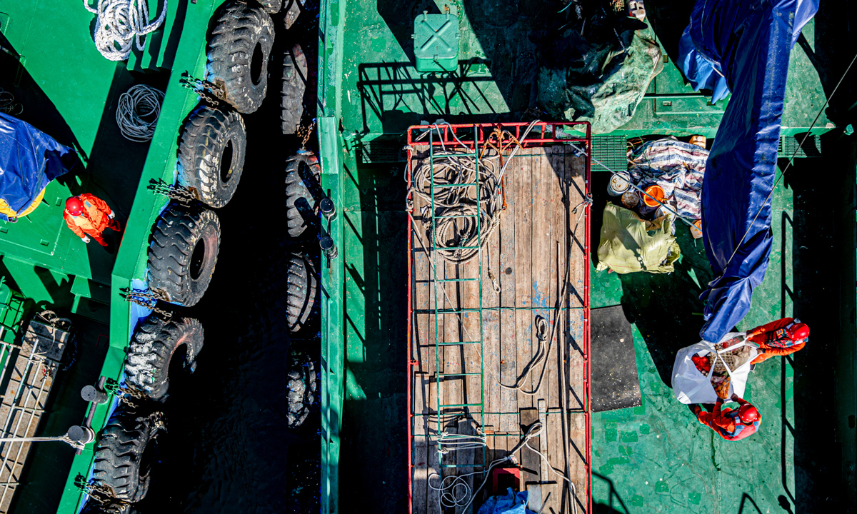 平臺孤懸海上，物資只能隨著每次換班一起送達。船到海上平臺后，工作人員正從船上卸下各種生活和工作補給。海況變幻莫測，接駁行程經常會受潮水、臺風、雷雨等影響，大家都養成節儉習慣，盡量讓有限物資維持更久生活。
