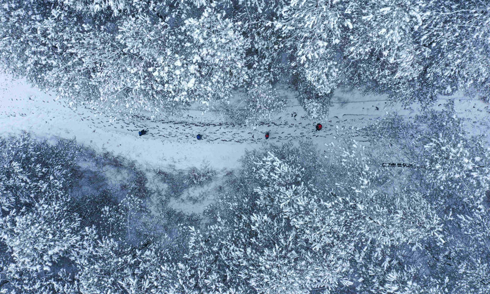 近日，受2024年首場寒潮天氣影響，南方地區出現大范圍降雪，南方電網供電范圍的貴州、云南、廣西、廣東部分地區發生電力線路覆冰。1月18日、22日，南方電網先后發布低溫冰凍災害黃色預警，啟動低溫雨雪冰凍災害Ⅳ級響應，有序應對冰雪凝凍天氣，全力保障電網安全和電力可靠供應。圖為1月23日，南方電網貴州凱里黃平供電局工作人員對10千伏平紙線開展冰情監測和線路特巡工作。