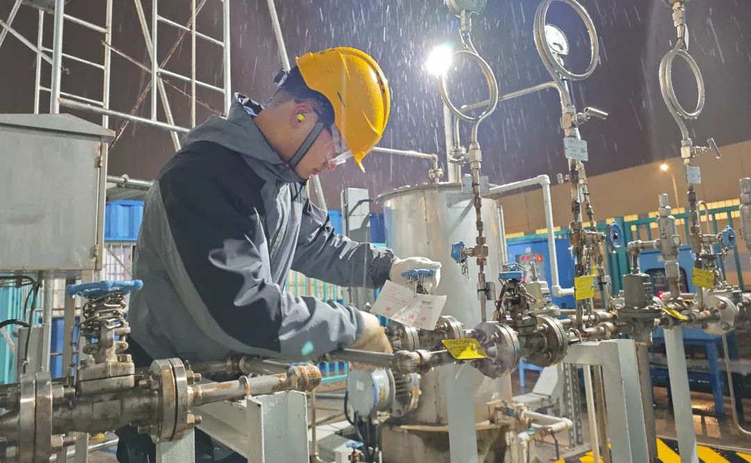 中廣核福建寧德核電有限公司工作人員頂風冒雪執行隔離工作，一絲不茍地完成唱票、核對指令、操作閥門、掛牌鎖、拍照驗證等工作流程。