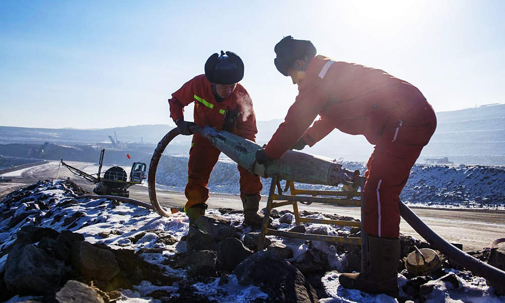 準能集團哈爾烏素露天煤礦積極落實各項冬季安全生產措施，提前謀劃實施架“橋”移“站”、加減電纜、走鏟走鉆等工作，保障礦山供電穩定可靠。圖為供電隊運行電工對接電纜耦合器。
