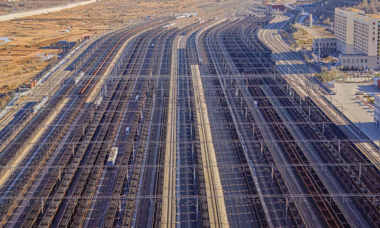截至3月28日，包神鐵路累計安全開行萬噸重載列車突破10000列，達10696列，為能源保供提供優質動力。圖為包神鐵路神朔線朱蓋塔站場上整齊停放的萬噸列車隨時準備將煤炭送往各地。