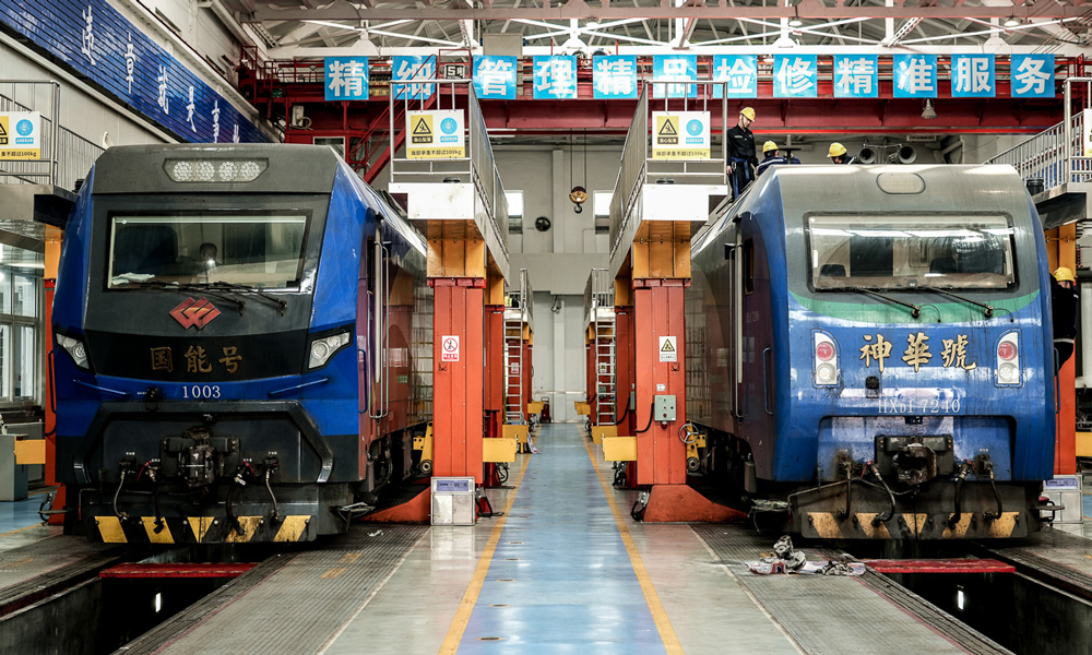 圖為3月下旬，朔黃鐵路機車檢修中心正在開展修程機車春鑒整修工作。該公司結合春檢開展“守底線、補短板、除隱患、防風險”設備設施整治行動，對設計施工、生產運行、檢修技改等實施全過程監督。