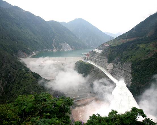 說明: 瀑布溝水電站泄洪