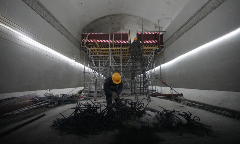 2022年北京冬奧會延慶賽區綜合管廊即將貫通。圖為12月28日，中國鐵建十四局的工人在位于北京延慶的隧道內施工。（新華社記者 邢廣利 攝）