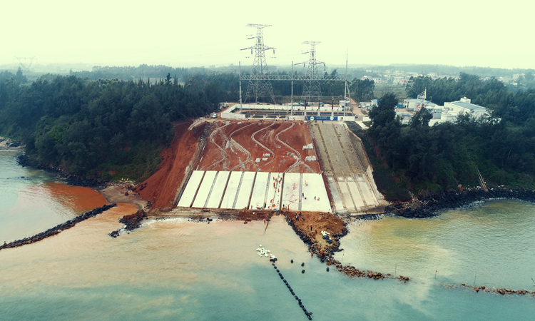 日前，我國第二條500千伏超高壓、長距離、大容量跨海聯網工程“南方主網與海南電網二回聯網工程”首根海底電纜在海南澄邁500千伏林詩島終端站登陸，工程預計今年4月建成投運，屆時海南島與大陸將實現雙回線路聯網，進一步提高海南全島供電可靠性。(宋印官 攝)