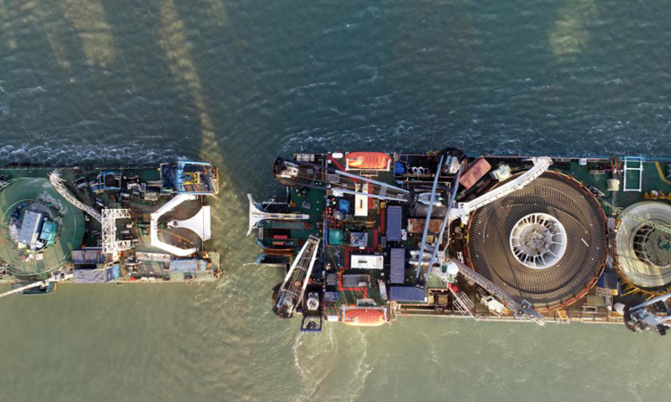 圖為“南方主網與海南電網二回聯網工程”海纜敷設施工船與配合船進行對接，開始導纜，標志著海纜敷設工作正式開始。(宋印官 朱玉 李品 攝)