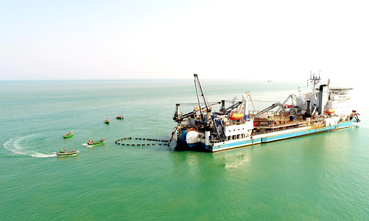 據了解，海南聯網二回工程起于廣東湛江500千伏港城變電站，止于海南澄邁500千伏福山變電站。工程建設最關鍵的環節是敷設4根穿越瓊州海峽的500千伏海底電纜，2月3日，首根海底電纜從廣東徐聞500千伏南嶺終端站開始敷設，歷時近一周到達海南澄邁500千伏林詩島終端站，海纜采用500千伏充油紙絕緣電纜，單根長度達32千米，直徑14厘米，中間沒有接頭，是目前世界上單根最長的500千伏交流海底電纜。圖為海底電纜正在敷設，準備登陸。(宋印官 蔡勇 攝)