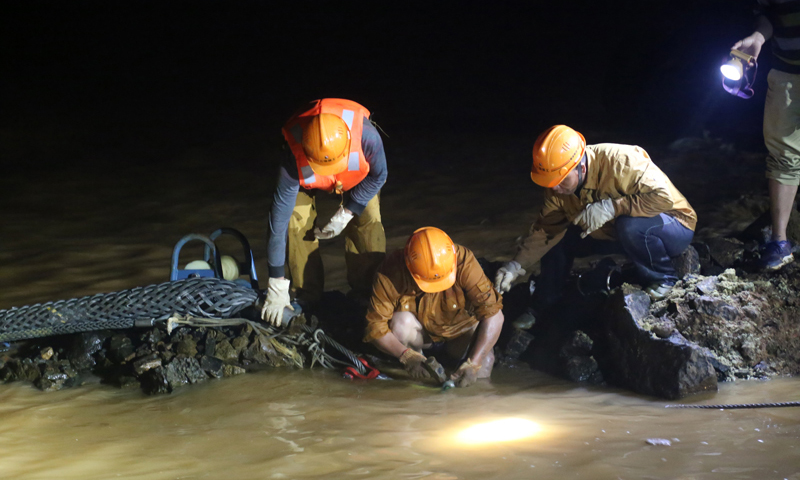 電纜登陸后，還將進行沖埋、拋石處理。施工方預計，一個月內完成全部4根海纜的敷設作業。春節期間，為保證工程順利進行，電力建設工作者們放棄休假與家人團聚的機會，連續堅守在施工一線，積極推進海南聯網二回工程海纜敷設施工工作，并采取各項措施保障海南聯網一回安全運行。圖為電力施工人員通宵作業。(宋印官 攝)
