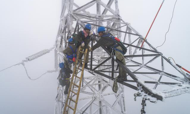 圖為2月12日，國網武漢市黃陂區供電公司工作人員在進行搶修作業。（新華社記者 肖藝九 攝）