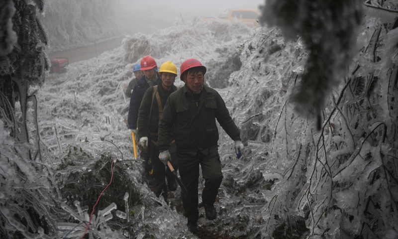 據了解，自2月8日0時起至2月20日16時，新化縣共有142566戶居民用電受到影響，經過181次故障搶修后，目前仍有5017戶用戶送電仍未恢復。圖為2月20日，在新化縣郭家村，電力工人在冰山中行走。（新華社記者 薛宇舸 攝）