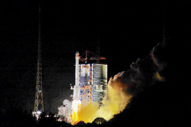 3月10日0時28分，我國長征系列運載火箭在西昌衛星發射中心完成了第300次發射，成功利用長征三號乙運載火箭將“中星6C”通信衛星送入太空。至此，中國航天迎來了歷史新篇章。圖為長三乙火箭點火升空。